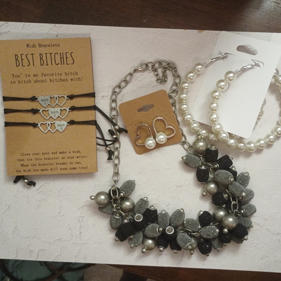 Jewelry - Elegant Black and Silver Floral Necklace Set